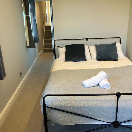 Splendid 2 Bed Flat With Private Terrace In Wimbledon - 2 The Queens Apartment Лондон Екстериор снимка