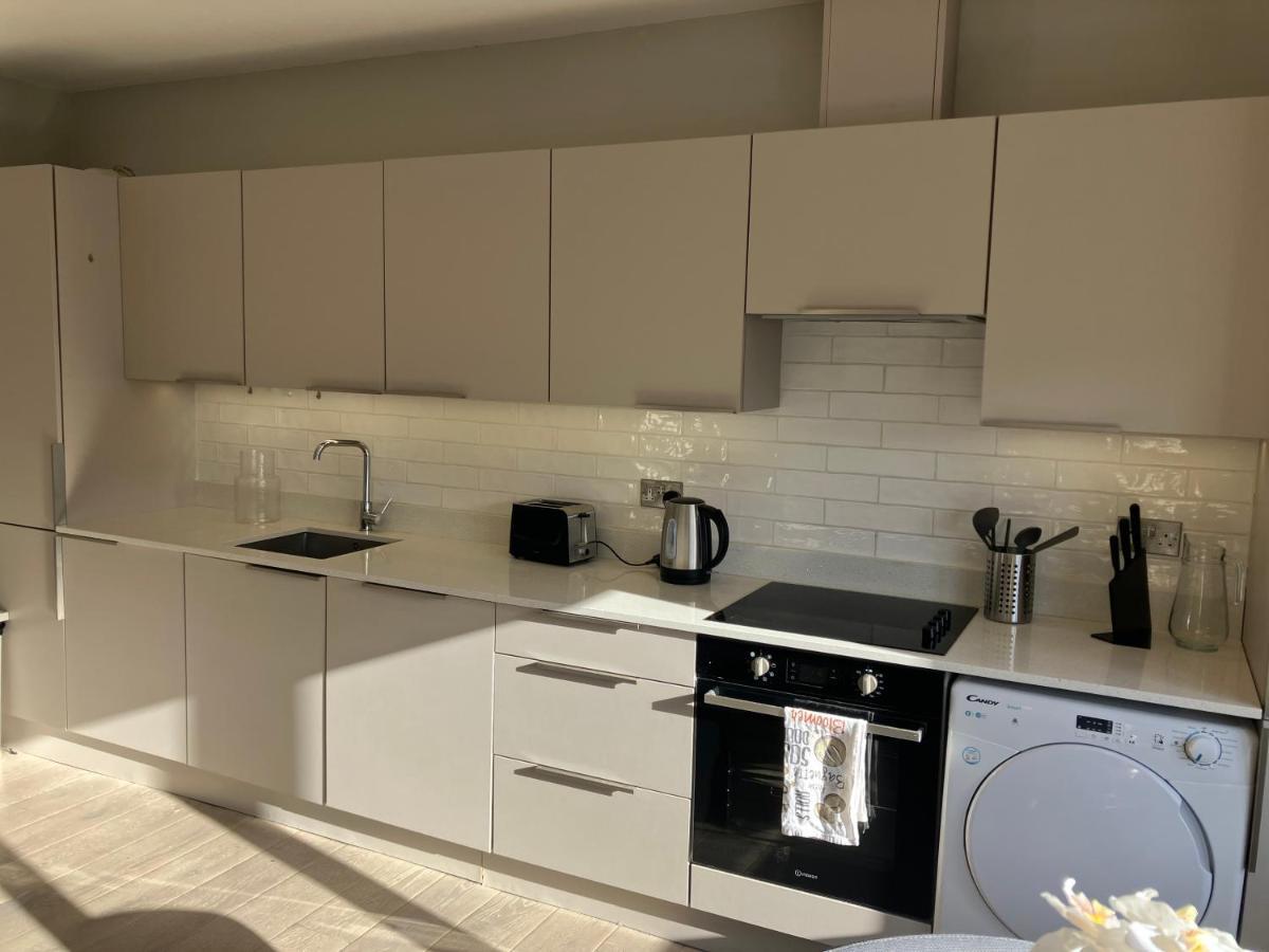 Splendid 2 Bed Flat With Private Terrace In Wimbledon - 2 The Queens Apartment Лондон Екстериор снимка
