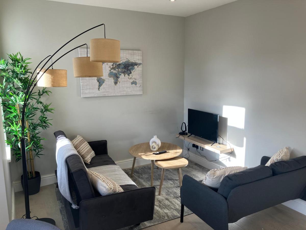 Splendid 2 Bed Flat With Private Terrace In Wimbledon - 2 The Queens Apartment Лондон Екстериор снимка