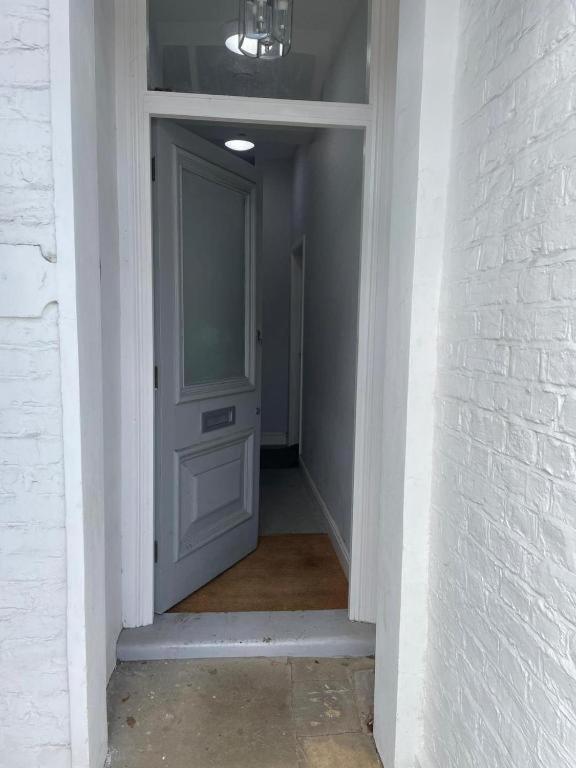 Splendid 2 Bed Flat With Private Terrace In Wimbledon - 2 The Queens Apartment Лондон Екстериор снимка
