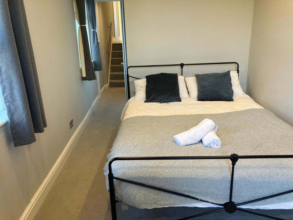 Splendid 2 Bed Flat With Private Terrace In Wimbledon - 2 The Queens Apartment Лондон Екстериор снимка