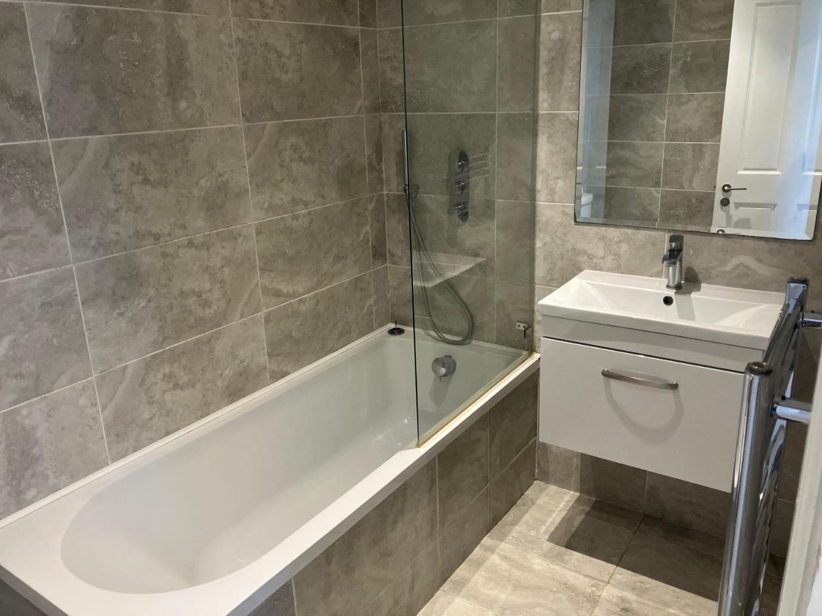 Splendid 2 Bed Flat With Private Terrace In Wimbledon - 2 The Queens Apartment Лондон Екстериор снимка