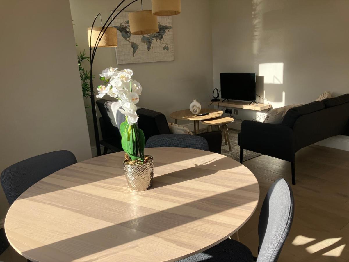 Splendid 2 Bed Flat With Private Terrace In Wimbledon - 2 The Queens Apartment Лондон Екстериор снимка