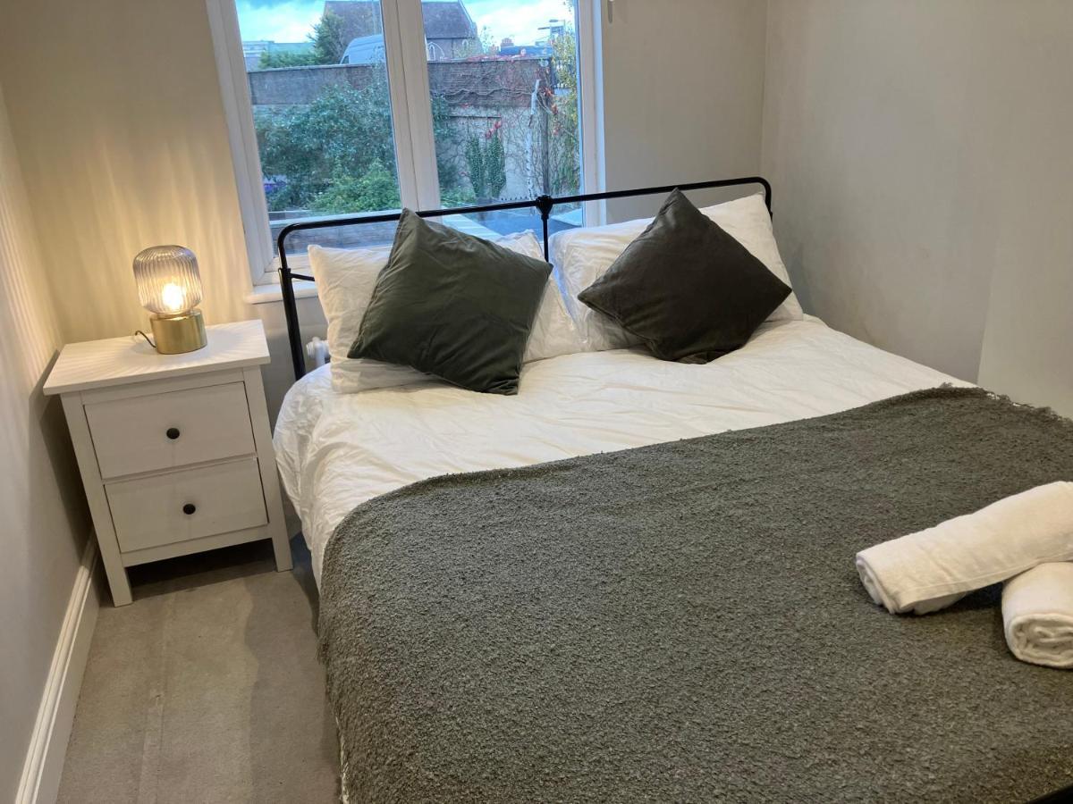 Splendid 2 Bed Flat With Private Terrace In Wimbledon - 2 The Queens Apartment Лондон Екстериор снимка